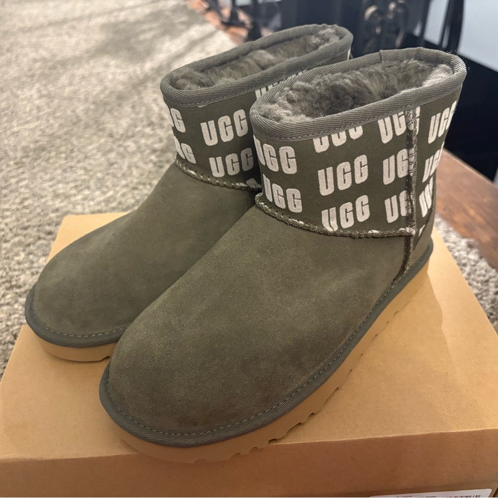 UGG Classic Mini II Graphic Boots – Women’s Size 6 – New in Box